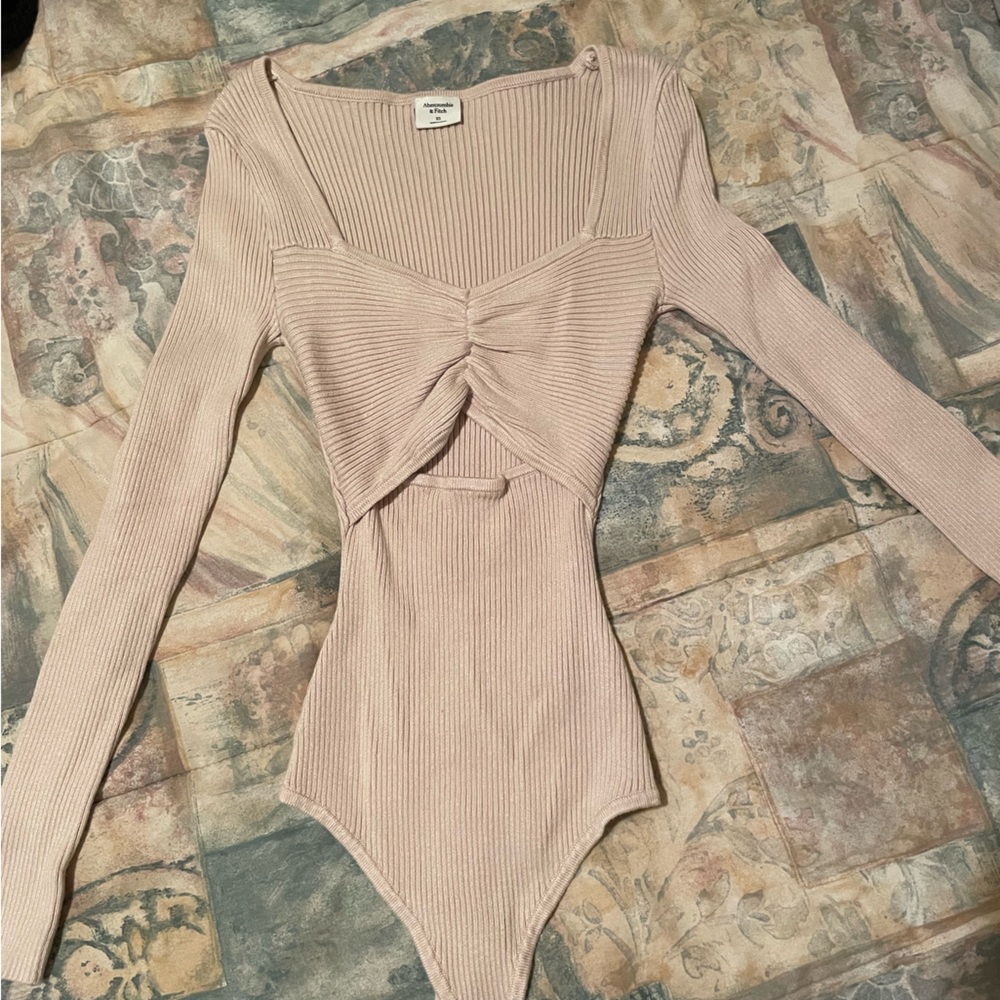 ABERCROMBIE CUT OUT KNIT BODYSUIT BEIGE